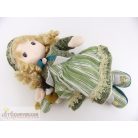 Felhúzható zenélő baba