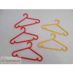 Vállfa játékruháknak