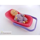 Kis méretű játékbabab hordozóban