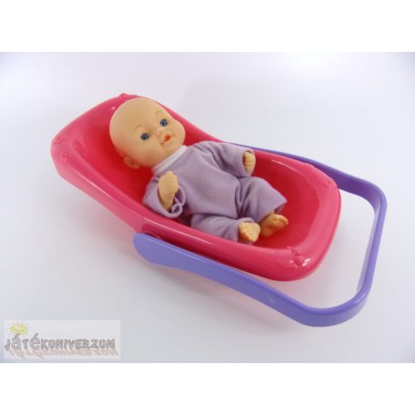 Kis méretű játékbabab hordozóban