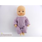 Kis méretű játékbabab hordozóban