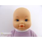 Kis méretű játékbabab hordozóban