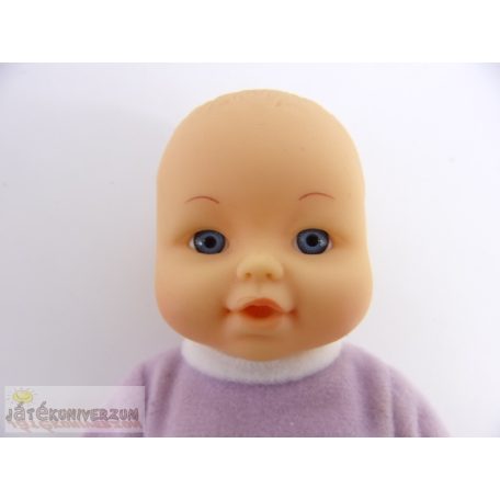 Kis méretű játékbabab hordozóban