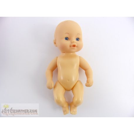 Kis méretű játékbabab hordozóban