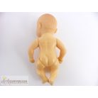 Kis méretű játékbabab hordozóban