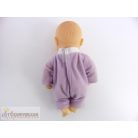 Kis méretű játékbabab hordozóban