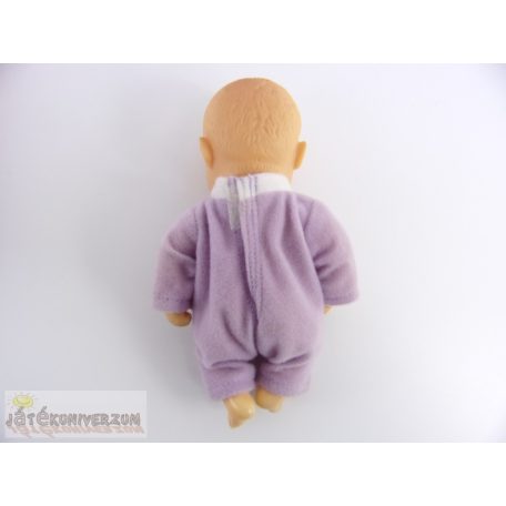 Kis méretű játékbabab hordozóban