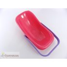 Kis méretű játékbabab hordozóban