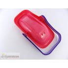 Kis méretű játékbabab hordozóban