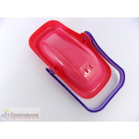 Kis méretű játékbabab hordozóban