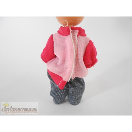 Kicsi méretű játékbaba