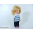 Rövid hajú kicsi játékbaba