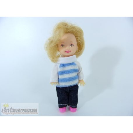 Rövid hajú kicsi játékbaba