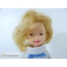 Rövid hajú kicsi játékbaba