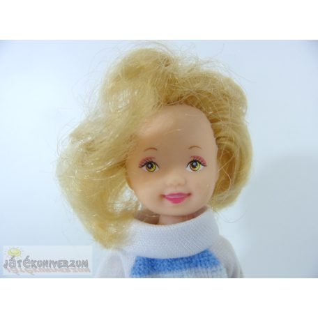 Rövid hajú kicsi játékbaba