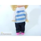 Rövid hajú kicsi játékbaba