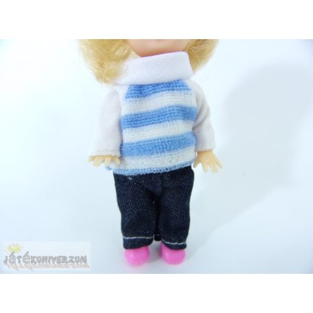 Rövid hajú kicsi játékbaba