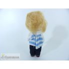 Rövid hajú kicsi játékbaba