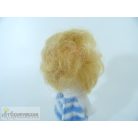 Rövid hajú kicsi játékbaba