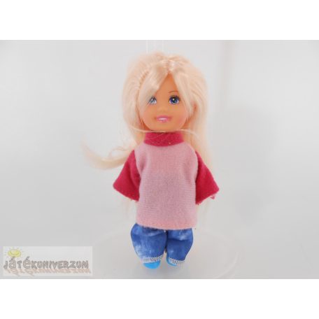 Kicsi méretű játékbaba