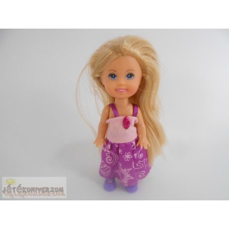 Kicsi méretű játékbaba