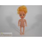 Játékbaba autóval