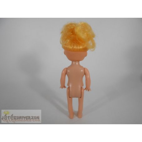 Játékbaba autóval