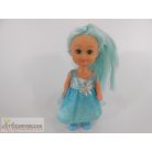 Kicsi méretű játékbaba