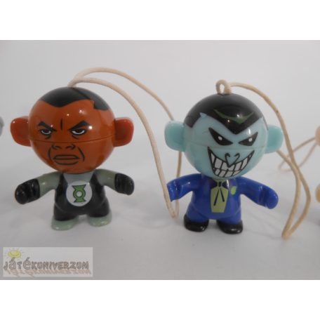 Kinder Surprise Marvel DC hősöket ábrázoló figuracsomag