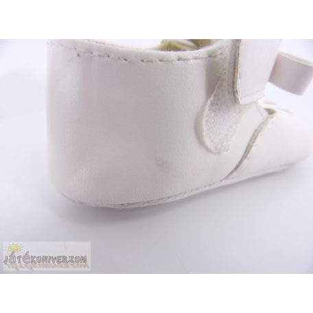 Fehér színű babacipő