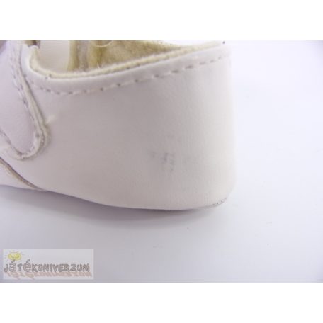 Fehér színű babacipő