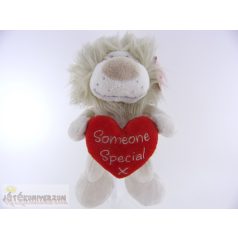 Szívecskét tartó oroszlán plüss figura