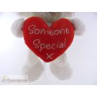 Szívecskét tartó oroszlán plüss figura