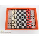 Utazó sakkészlet a dobozában