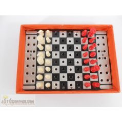 Utazó sakkészlet a dobozában